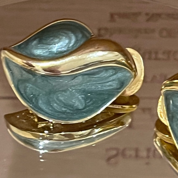 Vintage gold and enamel green earrings clip on never used - Picture 3 of 5